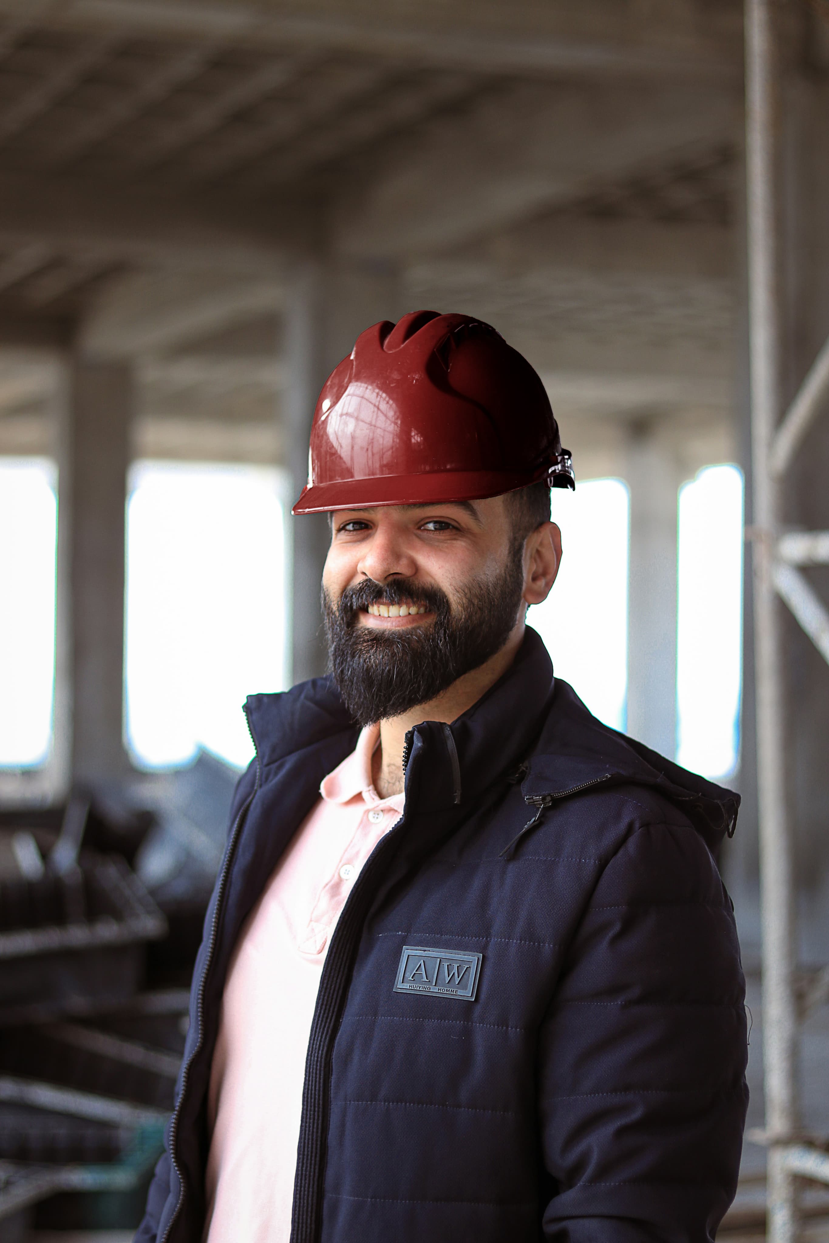 Travailleur Beaudoin avec casque rouge